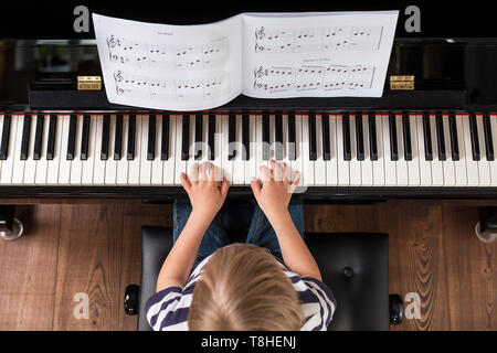 Junge, 4 Jahre, Klavier spielen Stockfoto