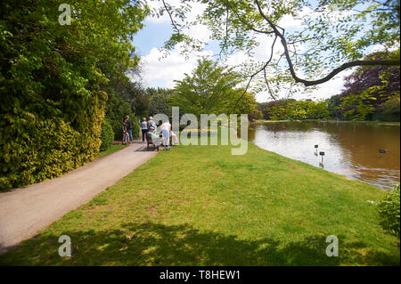 Massen von Menschen genießen den Sonnenschein an burnby Hall Gardens, Pocklington, East Riding von Yorkshire, England, UK, GB. Stockfoto