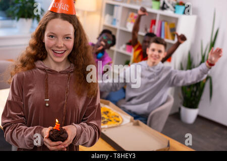 Happy girl Gefühl fröhlichen feiern Geburtstag mit Freunden Stockfoto