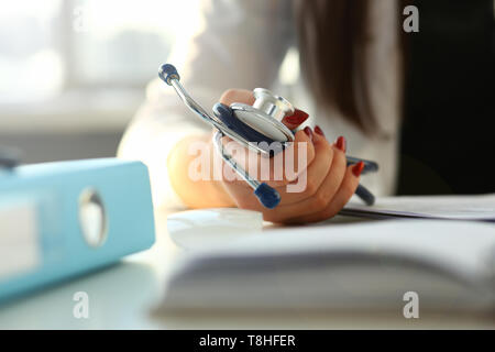 Ärztin hand Halten phonendoscope in der medizinischen Stockfoto