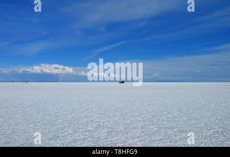 Der weltweit grösste Salzsee mit einem Parkplatz Van, Salar de Uyuni, Bolivien, Südamerika Stockfoto