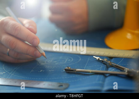 Männliche hand mit Bleistift in der Hand. Stockfoto