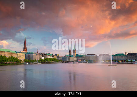 Hamburg, Deutschland. Stadtbild das Bild der Skyline von Hamburg während der schönen Sonnenuntergang. Stockfoto