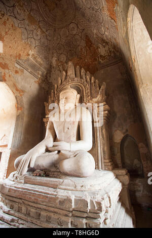Buddha Statue und Gemälde in einem Tempel in der Nähe von Alotawpyae Tempel, Alt Bagan und Nyaung U Bereich Village, Mandalay, Myanmar, Asien Stockfoto