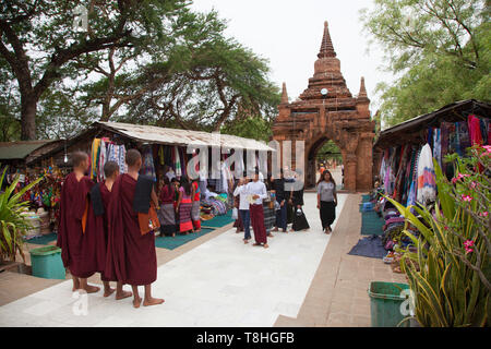 Markt außerhalb der Htilominlo Tempel, Alt Bagan und Nyaung U Bereich Village, Mandalay, Myanmar, Asien Stockfoto