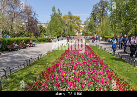 SOFIA, Bulgarien - 24 April 2019: Garten vor dem Nationaltheater Ivan Vazov in Sofia, Bulgarien Stockfoto