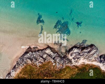 Vögel Auge Ansicht eines felsigen Strand in Cornwall. Stockfoto