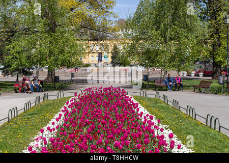 SOFIA, Bulgarien - 24 April 2019: Garten vor dem Nationaltheater Ivan Vazov in Sofia, Bulgarien Stockfoto