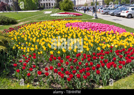 SOFIA, Bulgarien - 24 April 2019: Garten vor dem Nationaltheater Ivan Vazov in Sofia, Bulgarien Stockfoto