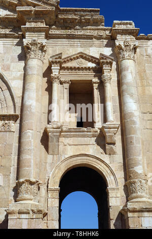 Der Bogen des Hadrian wurde gebaut, um den Besuch von Kaiser Hadrian zu Gerasa in 129/130 v. Chr. zu Ehren. Jerash, Jordanien, Dzseras, Gerasza Hadrianus, diadalive Stockfoto