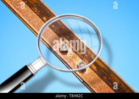 Alte rostige Bügeleisen Struktur mit geschraubten Metallprofile vor blauem Himmel - Konzept Bild durch ein Vergrößerungsglas gesehen Stockfoto