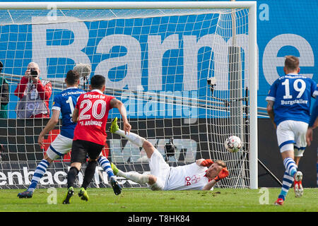 Torwart Lukas HRADECKY (LEV, rechts) hält den Elfmeter von Daniel Caligiuri (GE, links). Aktion, Schuß, Kugel. Fussball 1. 1. Fussballbundesliga, 33. Spieltag, Bayer 04 Leverkusen (LEV) - FC Schalke 04 (GE), 1:1, am 11/05/2019 in Leverkusen/Deutschland. | Verwendung weltweit Stockfoto