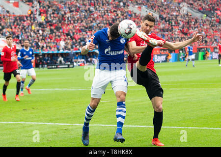 Leverkusen, Deutschland. 11. Mai, 2019. Lucas ALARIO (LEV, rechts) in Aktion, Duelle um den Ball gegen Daniel Caligiuri (GE, links). Fussball 1. 1. Fussballbundesliga, 33. Spieltag, Bayer 04 Leverkusen (LEV) - FC Schalke 04 (GE), 1:1, am 11/05/2019 in Leverkusen/Deutschland. | Verwendung der weltweiten Kredit: dpa/Alamy leben Nachrichten Stockfoto