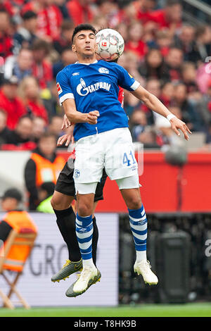 Leverkusen, Deutschland. 11. Mai, 2019. Nassim BOUJELLAB (GE, mi.) In Aktion auf der Kugel, Header, Kopf Duell, im Springen. Fussball 1. 1. Fussballbundesliga, 33. Spieltag, Bayer 04 Leverkusen (LEV) - FC Schalke 04 (GE), 1:1, am 11/05/2019 in Leverkusen/Deutschland. | Verwendung der weltweiten Kredit: dpa/Alamy leben Nachrichten Stockfoto