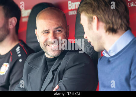 Leverkusen, Deutschland. 11. Mai, 2019. Cheftrainer Peter BOSZ (LEV, mi.) im Gespräch mit dem Regisseur Sport Simon ROLFES (LEV, rechts), laughsd, froehlich. Fussball 1. 1. Fussballbundesliga, 33. Spieltag, Bayer 04 Leverkusen (LEV) - FC Schalke 04 (GE), 1:1, am 11/05/2019 in Leverkusen/Deutschland. | Verwendung der weltweiten Kredit: dpa/Alamy leben Nachrichten Stockfoto