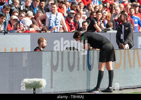 Leverkusen, Deutschland. 11. Mai, 2019. Schiedsrichter Deniz Aytekin (rechts) sieht in dem Video Beweise. Die Fans sind gespannt auf das Ergebnis. Fussball 1. 1. Fussballbundesliga, 33. Spieltag, Bayer 04 Leverkusen (LEV) - FC Schalke 04 (GE), 1:1, am 11/05/2019 in Leverkusen/Deutschland. | Verwendung der weltweiten Kredit: dpa/Alamy leben Nachrichten Stockfoto