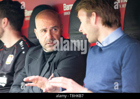 Leverkusen, Deutschland. 11. Mai, 2019. Cheftrainer Peter BOSZ (LEV, mi.) im Gespräch mit dem Regisseur Sport Simon ROLFES (LEV, rechts). Fussball 1. 1. Fussballbundesliga, 33. Spieltag, Bayer 04 Leverkusen (LEV) - FC Schalke 04 (GE), 1:1, am 11/05/2019 in Leverkusen/Deutschland. | Verwendung der weltweiten Kredit: dpa/Alamy leben Nachrichten Stockfoto