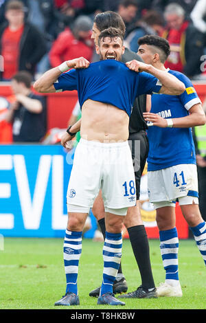 Leverkusen, Deutschland. 11. Mai 2019. Nach dem Spiel: Daniel Caligiuri (GE, mi.) Zähne zeigt, beißt in seinem Jersey. Fussball 1. 1. Fussballbundesliga, 33. Spieltag, Bayer 04 Leverkusen (LEV) - FC Schalke 04 (GE), 1:1, am 11/05/2019 in Leverkusen/Deutschland. | Verwendung der weltweiten Kredit: dpa/Alamy leben Nachrichten Stockfoto