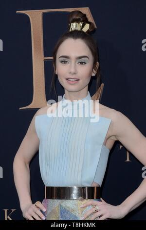 Los Angeles, CA, USA. 8. Mai, 2019. Lily Collins in der Ankunftshalle für TOLKIEN Premiere, Regency Dorf Theater - Westwood, Los Angeles, CA, 8. Mai 2019. Credit: Priscilla Grant/Everett Collection/Alamy leben Nachrichten Stockfoto