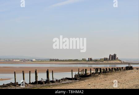 Walney Island, Cumbria, Großbritannien. 13. Mai 2019. UK Wetter. Warme Sonne von Walney Island. Eine trübe Aussicht auf Walney Kanal in Richtung Piel Schloss, auf Piel Insel an der Küste von Cumbria. Credit: greenburn/Alamy Leben Nachrichten. Stockfoto