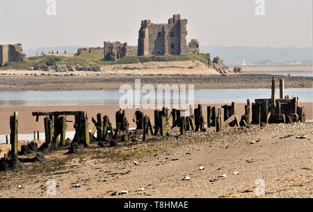 Walney Island, Cumbria, Großbritannien. 13. Mai 2019. UK Wetter. Warme Sonne von Walney Island. Eine trübe Aussicht auf Walney Kanal in Richtung Piel Schloss, auf Piel Insel an der Küste von Cumbria. Credit: greenburn/Alamy Leben Nachrichten. Stockfoto