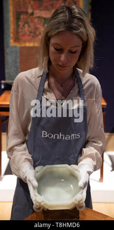 Bonhams, New Bond Street, London, UK. 13. Mai 2019. Eine Greenish-White Jade achteckige "Ehe" Schüssel, Qianlong, trägt eine Schätzung von £ 80,000-120,000 bei Bonhams feine chinesische Kunst verkaufen, findet am 16. Mai 2019. Credit: Malcolm Park/Alamy Leben Nachrichten. Stockfoto