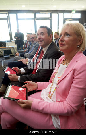 Limburg, Deutschland. 13. Mai, 2019. Digitale Ministerin Kristina Sinemus und Kultur Minister Alexander Lorz (CDU) sind Tests Tablet-pcs an der Adolf Reichwein Schule. Der Landkreis Limburg-Weilburg wird einer der ersten Landkreise in Deutschland werden alle Schulen und Bildungseinrichtungen mit LWL-Anschlüsse bis Ende 2019 zu liefern. Quelle: Thomas Frey/dpa/Alamy leben Nachrichten Stockfoto