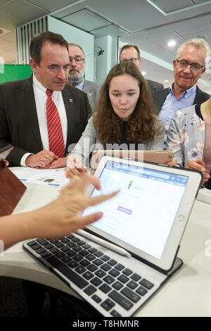 Limburg, Deutschland. 13. Mai, 2019. Minister für Bildung Alexander Lorz (CDU) beobachtet die Berufsschüler arbeiten auf Tablet-pcs an der Adolf Reichwein Schule. Der Landkreis Limburg-Weilburg wird einer der ersten Landkreise in Deutschland werden alle Schulen und Bildungseinrichtungen mit LWL-Anschlüsse bis Ende 2019 zu liefern. Quelle: Thomas Frey/dpa/Alamy leben Nachrichten Stockfoto