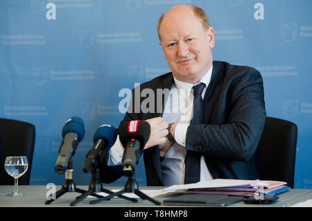 Hannover, Deutschland. 13. Mai, 2019. Reinhold Hilbers (CDU), Finanzminister von Niedersachsen, präsentiert die regionalisierten Ergebnisse der steuerlichen Schätzung für Niedersachsen. Credit: Julian Stratenschulte/dpa/Alamy leben Nachrichten Stockfoto