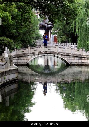 Jinan, Provinz Shandong in China. 10. Mai, 2019. Ein Tourist nimmt Fotos in einem Park in Jinan, Provinz Shandong im Osten Chinas, 10. Mai 2019. Credit: Zhang Chunfeng/Xinhua/Alamy leben Nachrichten Stockfoto