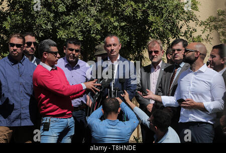 Gaza und Khan Younis, Palästina. 13. Mai, 2019. Nickolay Mladenov der UN-Sonderkoordinator für den Frieden im Nahen Osten beobachtet, als er während seiner Besuche in einem Solarenergie Projekt bei Nasser Krankenhaus im südlichen Gazastreifen. Credit: Yousef Masoud/SOPA Images/ZUMA Draht/Alamy leben Nachrichten Stockfoto