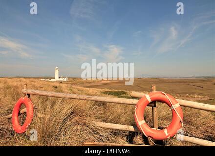 Walney Island, Cumbria, Großbritannien. 13. Mai 2019. UK Wetter. Blauer Himmel und Sonnenschein von Süden Walney Nature Reserve. Blick Richtung Süden Walney Leuchtturm. Credit: greenburn/Alamy leben Nachrichten Stockfoto