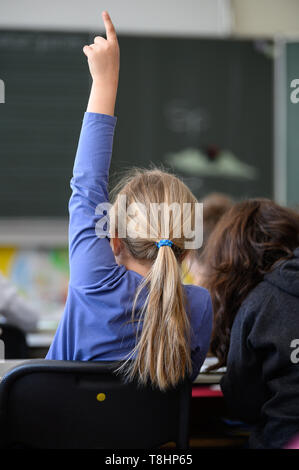 Remshalden, Deutschland. 13. Mai, 2019. Ein Student Kontakte mich. Credit: Sebastian Gollnow/dpa/Alamy leben Nachrichten Stockfoto