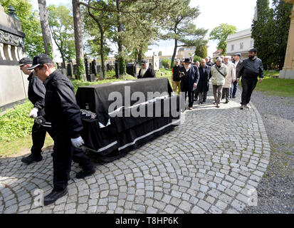 Prag, Tschechische Republik. 13. Mai, 2019. Der Vorsitzende der Prager jüdischen Gemeinde und langjährigen Direktor der Gedenkstätte Terezin (Theresienstadt), Jan Munk, starb im Alter von 72 Jahren nach einer langen Krankheit. Die Beerdigung von Jan Munk auf dem Neuen Jüdischen Friedhof in Prag, Tschechische Republik, 13. Mai 2019. Credit: Katerina Sulova/CTK Photo/Alamy leben Nachrichten Stockfoto