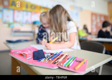 Remshalden, Deutschland. 13. Mai, 2019. Schülerinnen schreiben in der Klasse. Credit: Sebastian Gollnow/dpa/Alamy leben Nachrichten Stockfoto