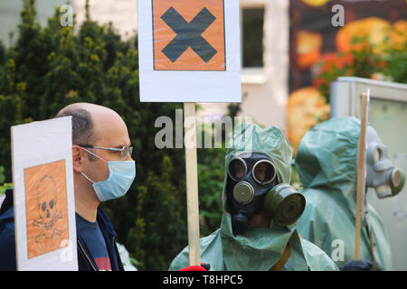 Mai 13, 2019 - Kiew, Ukraine - Emigrant Aktivisten der Vereinigung der indigenen Völker von Russland tragen hazmat Klagen Streikposten der Deutschen Botschaft mit der Forderung zur Prüfung russischen Ölfirmen, dass Erdöl in EU-Länder exportiert hatten und Aktivisten glauben, es musste eine Umweltkatastrophe in Tatarstan, in Kiew, Ukraine, 13. Mai 2019 geführt. Russland € ™ s Untersuchungsausschuss identifiziert Sechs Verdächtige in der Kontamination von Millionen Barrel Rohöl, die Pipeline Sendungen in einigen europäischen Ländern. Im März und April diesen Jahres, einige der Verdaechtigen oi geliefert Stockfoto