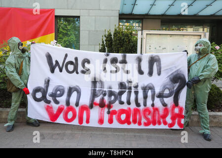 Mai 13, 2019 - Kiew, Ukraine - Emigrant Aktivisten der Vereinigung der indigenen Völker von Russland tragen hazmat Klagen Streikposten der Deutschen Botschaft mit der Forderung zur Prüfung russischen Ölfirmen, dass Erdöl in EU-Länder exportiert hatten und Aktivisten glauben, es musste eine Umweltkatastrophe in Tatarstan, in Kiew, Ukraine, 13. Mai 2019 geführt. Russland € ™ s Untersuchungsausschuss identifiziert Sechs Verdächtige in der Kontamination von Millionen Barrel Rohöl, die Pipeline Sendungen in einigen europäischen Ländern. Im März und April diesen Jahres, einige der Verdaechtigen oi geliefert Stockfoto