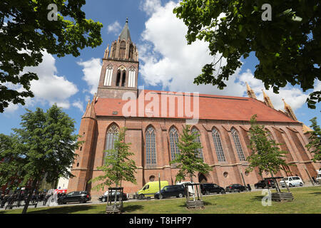 Neubrandenburg, Deutschland. 13. Mai, 2019. St. Mary's Church war die Pfarrkirche in Neubrandenburg, ist es heute ein Konzert Kirche. Von außen noch gotischen Backsteinkirche und Wahrzeichen der Stadt und in einem Konzertsaal aus Glas, Beton, Stahl und Holz. Quelle: Bernd Wüstneck/dpa-Zentralbild/ZB/dpa/Alamy leben Nachrichten Stockfoto