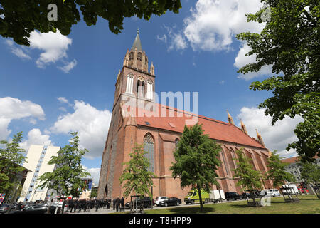 Neubrandenburg, Deutschland. 13. Mai, 2019. St. Mary's Church war die Pfarrkirche in Neubrandenburg, ist es heute ein Konzert Kirche. Von außen noch gotischen Backsteinkirche und Wahrzeichen der Stadt und in einem Konzertsaal aus Glas, Beton, Stahl und Holz. Quelle: Bernd Wüstneck/dpa-Zentralbild/ZB/dpa/Alamy leben Nachrichten Stockfoto