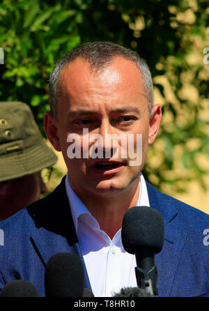 Gaza, Palästina. 13. Mai, 2019. Nickolay Mladenov, UN-Koordinator für den Friedensprozess im Nahen Osten, spricht während einer Pressekonferenz während seines Besuchs in Nasser medizinischen Komplex, in Khan Younis, Gaza Streifen, 13. Mai 2019. Credit: Stringer/Xinhua/Alamy leben Nachrichten Stockfoto