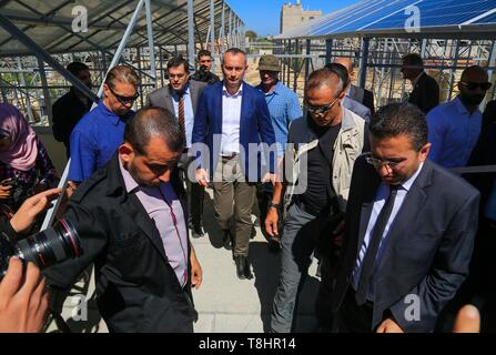 Gaza, Palästina. 13. Mai, 2019. Nickolay Mladenov (C), der UN-Koordinator für den Friedensprozess im Nahen Osten, besuche Nasser medizinischen Komplex von Khan Younis STADT, Gazastreifen, 13. Mai 2019. Credit: Stringer/Xinhua/Alamy leben Nachrichten Stockfoto