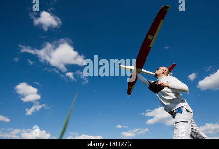 Hannover, Deutschland. 13. Mai, 2019. Ein Mann am Kronsberg ermöglicht ein Modell, einen Gleitschirm fliegen. Credit: Julian Stratenschulte/dpa/Alamy leben Nachrichten Stockfoto