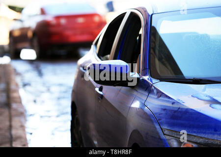 Davenport, Iowa, USA. 13. Mai, 2019. Receding Hochwasser links seine Markierung auf Fahrzeuge in der Nähe der Peterson Paper Company Apartments auf Pershing Avenue in der Innenstadt von Davenport, Iowa Montag, 13. Mai 2019. Credit: Kevin E. Schmidt/Viererkabel - Zeiten/ZUMA Draht/Alamy leben Nachrichten Stockfoto