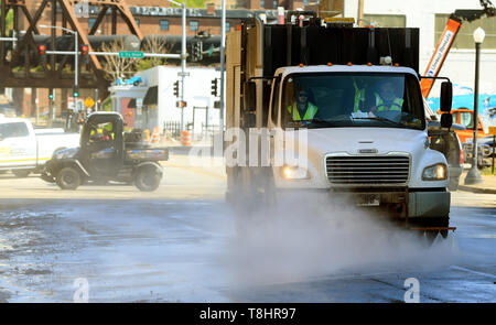 Davenport, Iowa, USA. 13. Mai, 2019. Eine Stadt von Davenport Fahrzeug sprays Schlamm aus einem Abschnitt der Pershing Avenue in der Nähe der River Drive Montag, 13. Mai 2019. Credit: Kevin E. Schmidt/Viererkabel - Zeiten/ZUMA Draht/Alamy leben Nachrichten Stockfoto