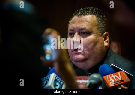 San Salvador, San Salvador, El Salvador. 14 Mai, 2019. Ehemalige first Lady Rechtsanwalt MIGUEL FLORES DUREL im Gespräch mit der Presse. Ehemalige first Lady ANA LIGIA DE SACA, die Ehefrau des inhaftierten ehemaligen Präsident Tony Saca, schuldig zu Korruption und Geldwäsche plädieren, ihren Satz zu reduzieren. Credit: Camilo Freedman/ZUMA Draht/Alamy leben Nachrichten Stockfoto