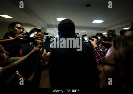 San Salvador, San Salvador, El Salvador. 14 Mai, 2019. Ehemalige first Lady Rechtsanwalt MIGUEL FLORES DUREL im Gespräch mit der Presse. Ehemalige first Lady ANA LIGIA DE SACA, die Ehefrau des inhaftierten ehemaligen Präsident Tony Saca, schuldig zu Korruption und Geldwäsche plädieren, ihren Satz zu reduzieren. Credit: Camilo Freedman/ZUMA Draht/Alamy leben Nachrichten Stockfoto