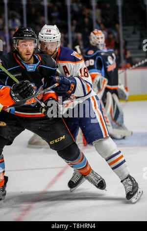 San Diego, Kalifornien, USA. 8. Mai, 2019. Jose Currie (18) von Bakersfield Condors und Andy Welinski (3) San Diego Möwen während der bakersfield Condors vs San Diego Möwen AHL Spiel bei pechanga Bereich San Diego in San Diego, Kalifornien. Michael Cazares/Cal Sport Media/Alamy leben Nachrichten Stockfoto