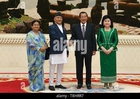 Phnom Penh. 13. Mai, 2019. Techo kambodschanischen Premierminister Samdech Hun Sen (2. R) schüttelt Hände mit Besuch nepalesischen Ministerpräsidenten K.P. Sharma Oli (2. L) an den Friedenspalast in Phnom Penh, Kambodscha am 13. Mai 2019. Kambodscha und Nepal am Montag unterzeichnet zwei Pakte bilaterale Handels- und Investitionsvolumen zu steigern, eine kambodschanische Beamter sagte. Credit: Sovannara/Xinhua/Alamy leben Nachrichten Stockfoto