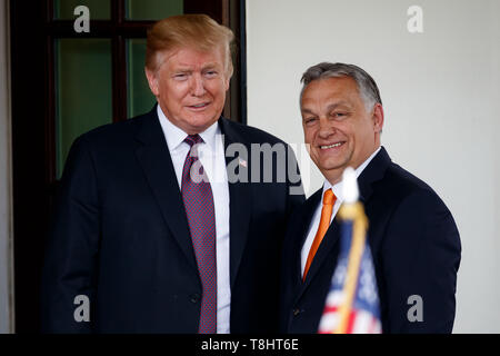 Washington, USA. 13. Mai, 2019. Us-Präsident Donald Trump (L) begrüßt ungarische Ministerpräsident Viktor Orban im Weißen Haus in Washington, DC, USA, am 13. Mai 2019. Credit: Ting Shen/Xinhua/Alamy leben Nachrichten Stockfoto