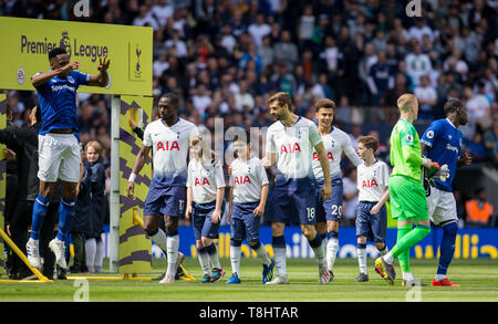 Moussa Sissoko der Sporen Spaziergänge auf den Rasen mit Ella Markham, der Harry Kane ein spurs Team Maskottchen gemacht nachdem Sie schrecklichen Missbrauch online während der letzten Premier League Spiel der Saison zwischen den Tottenham Hotspur und Everton bei Tottenham Hotspur Stadium, White Hart Lane, London, England am 12. Mai 2019 empfangen. Foto von Andy Rowland. . Nur die redaktionelle Nutzung, eine Lizenz für die gewerbliche Nutzung erforderlich. Keine Verwendung in Wetten, Spiele oder einer einzelnen Verein/Liga/player Publikationen." Stockfoto